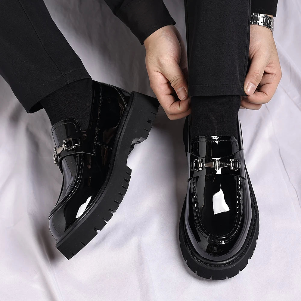 Mocassins noirs vernis à mors métallique pour homme