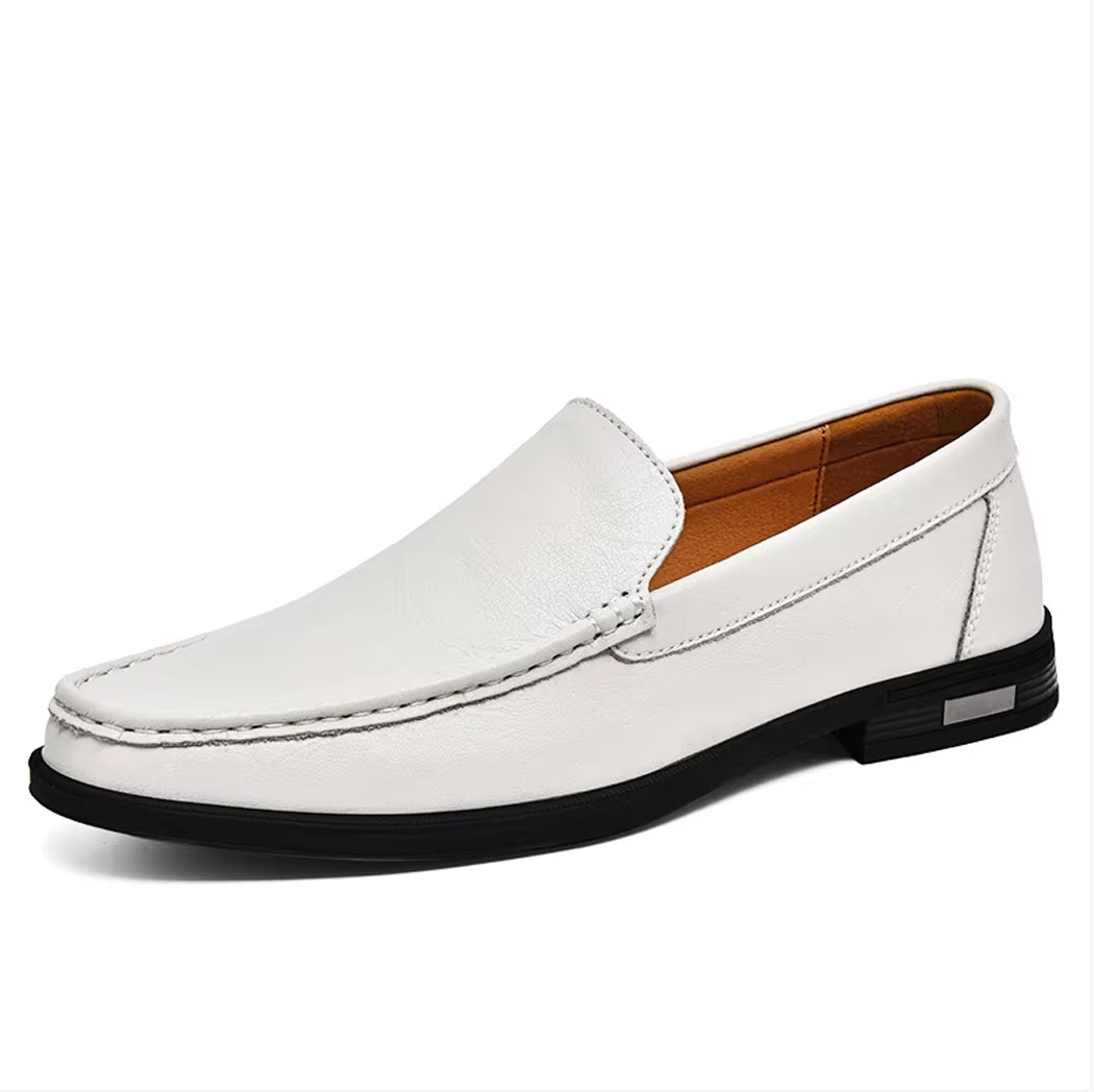 Mocassin en cuir sobre pour homme porté avec un pantalon habillé Image