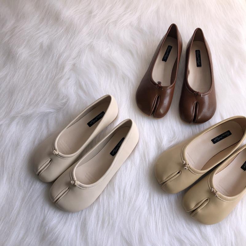 Ballerines Plates Mocassins – Tabi Chaussures en trois coloris disposées sur un tapis