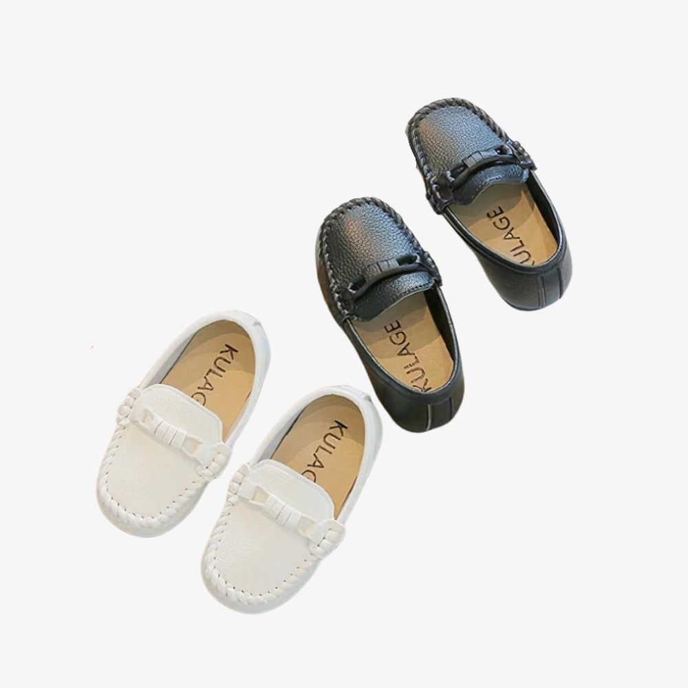 2 paires de mocassins pour enfant, une noire et une blanche