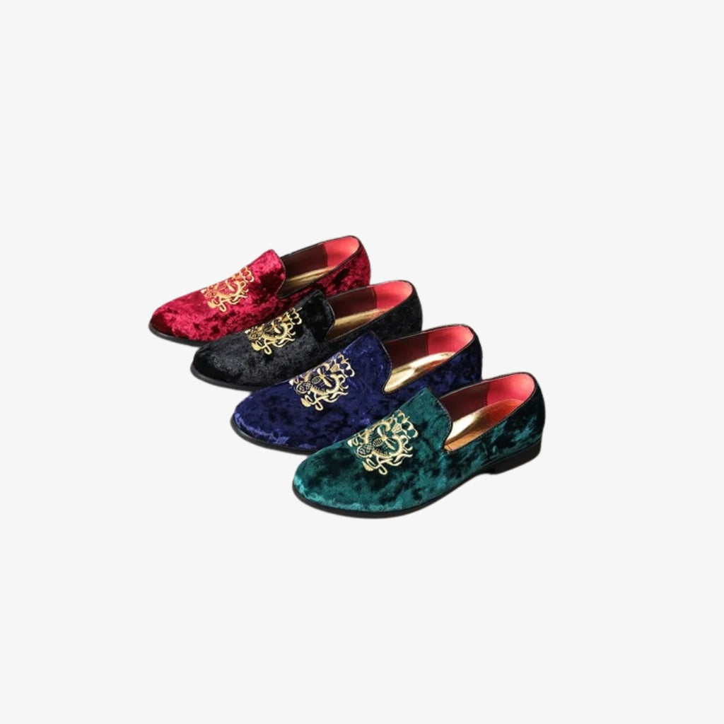 Mocassins pour homme en velours luxueux, disponibles en plusieurs couleurs (rouge, noir, bleu et vert). Ces chaussures élégantes sont ornées d'un motif doré brodé sur le dessus, idéales pour un mariage ou une occasion formelle, alliant style et confort.
