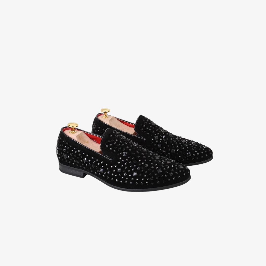 Mocassins de mariage pour homme en daim, ornés de paillettes métalliques scintillantes sur le dessus. Ces chaussures élégantes apportent une touche de luxe et de glamour à une tenue formelle, idéales pour une occasion spéciale.