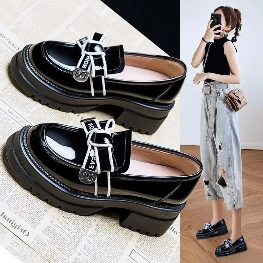 Mocassins noir brillant à talons pour femme