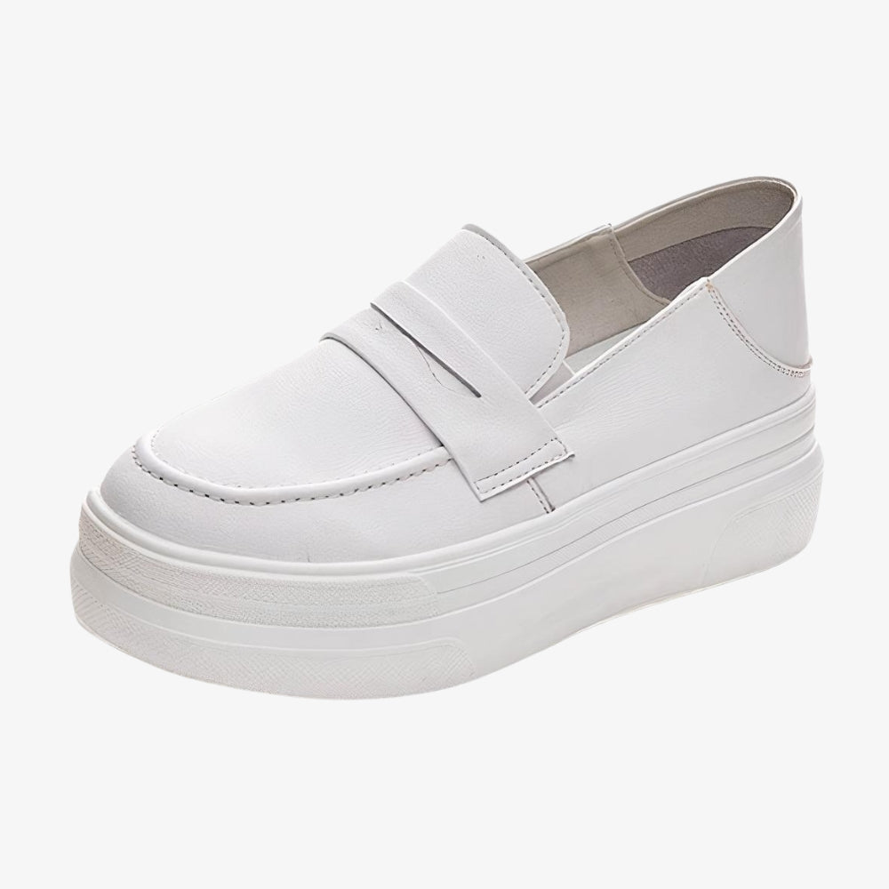 Mocassins blancs à plateforme pour femme sur fond gris clair.