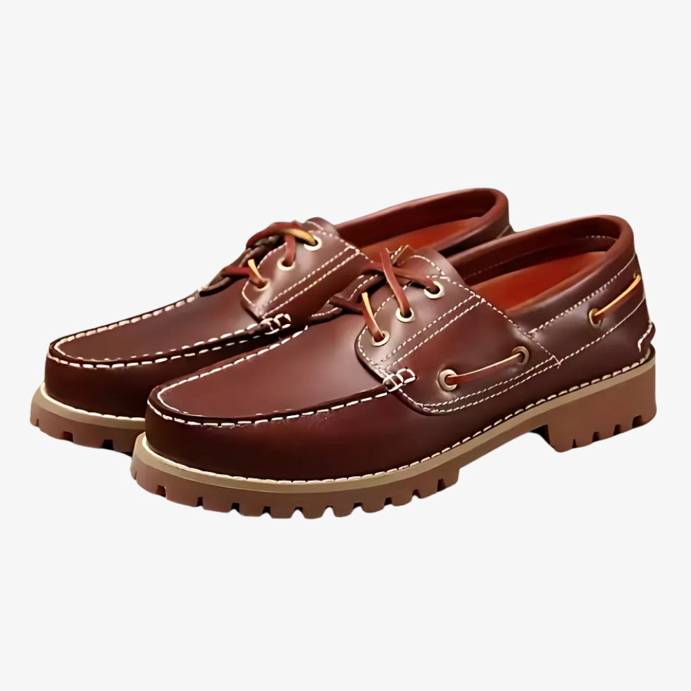 Macassins de style bateau confortables pour homme sur fond gris clair.