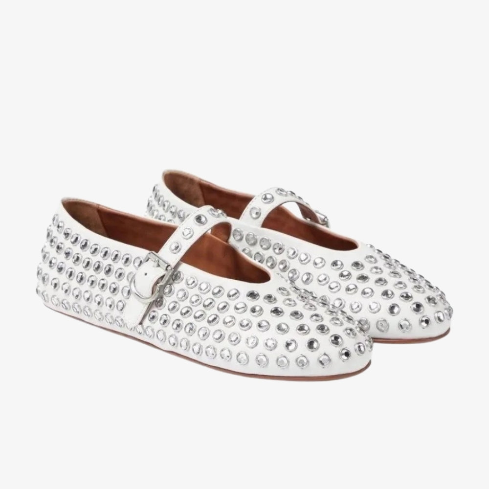 Mocassin ballerine de couleur blanche avec des cristaux, une bride façon Mary Jane, sur fond gris