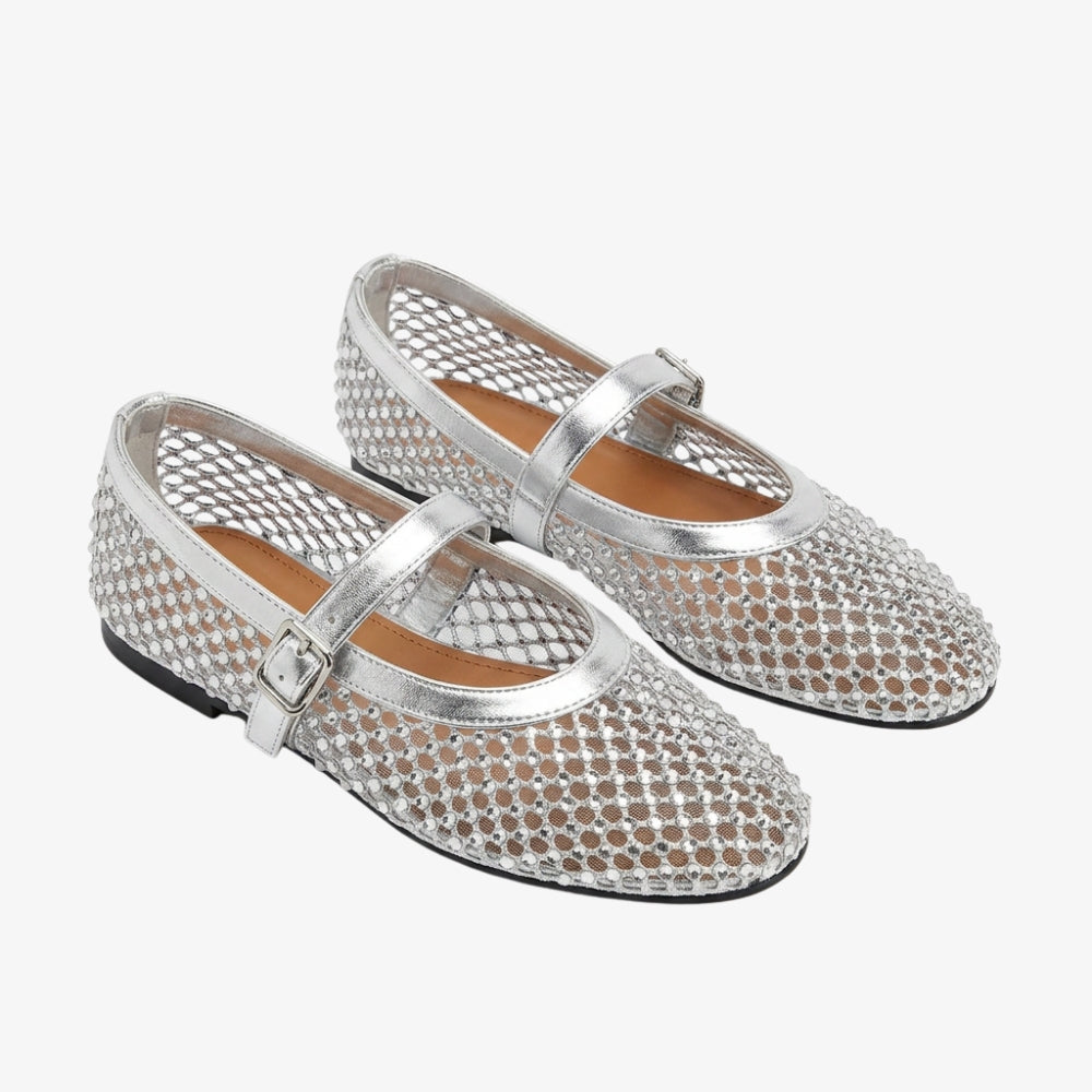 Mocassin ballerine filet argenté avec des strass, et une bride façon Mary Jane, sur fond gris