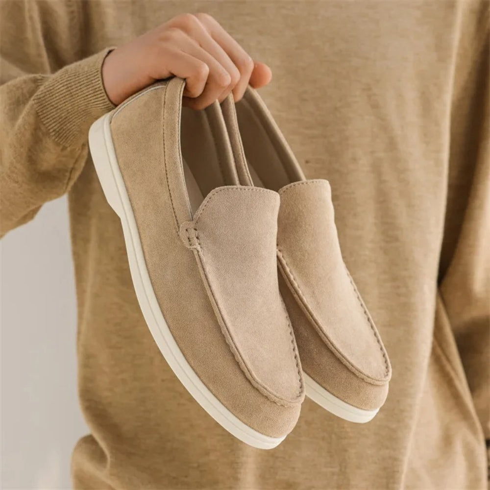 Mocassin daim homme façon slip on à semelle blanche