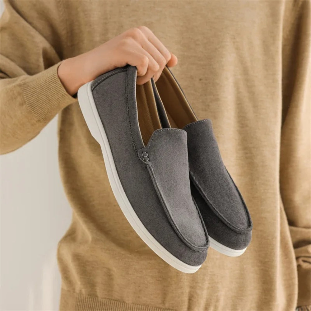 Mocassin daim homme façon slip on à semelle blanche