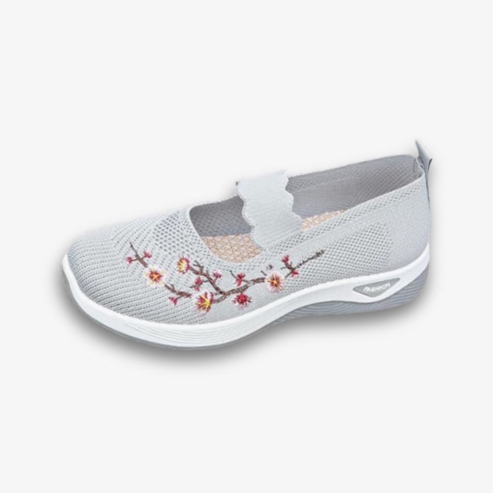Mocassins en maille respirante tricotée avec broderie fleurie grise, sur fond gris très clair