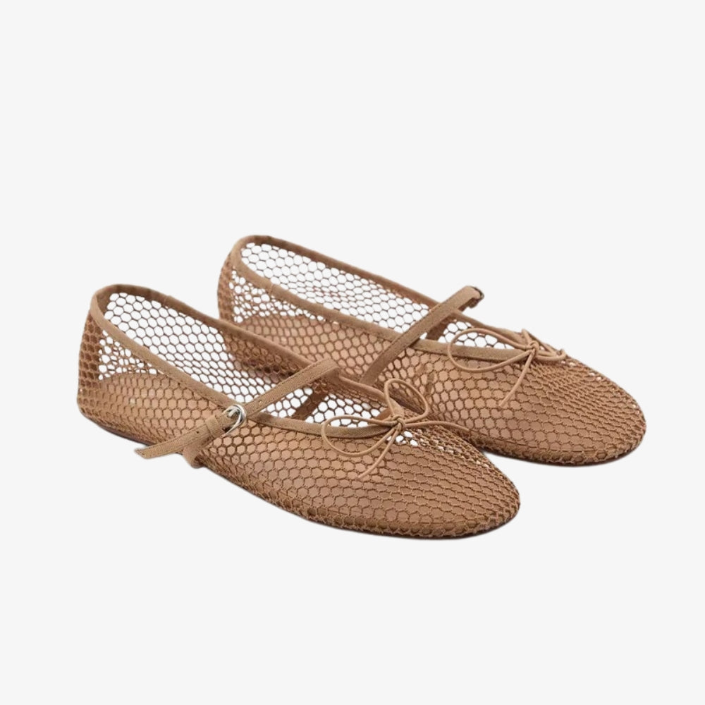Mocassin ballerine filet de couleur beige avec une lanière et un noeud, sur fond gris