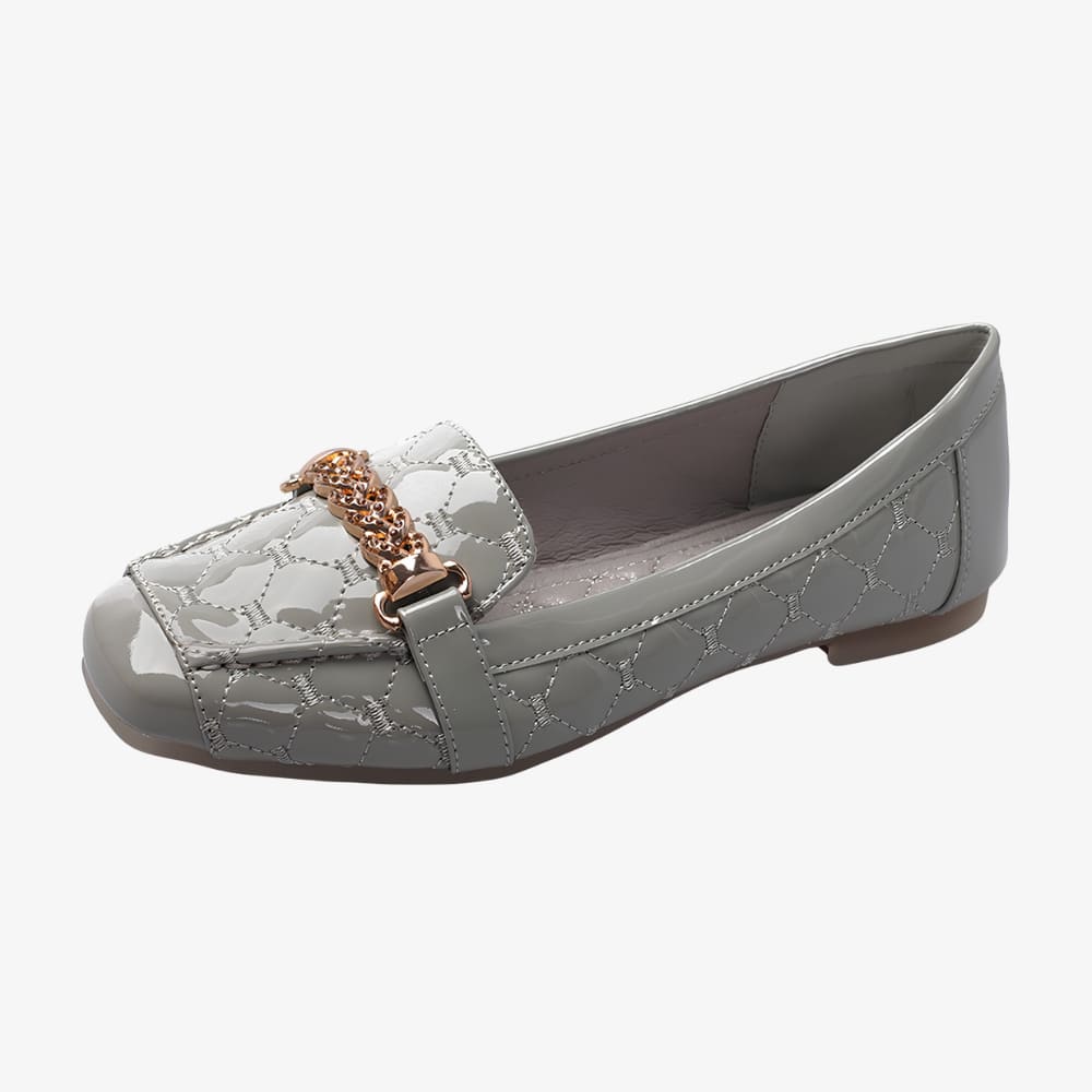 Mocassins en similicuir verni pour femme avec chaîne dorée décorative