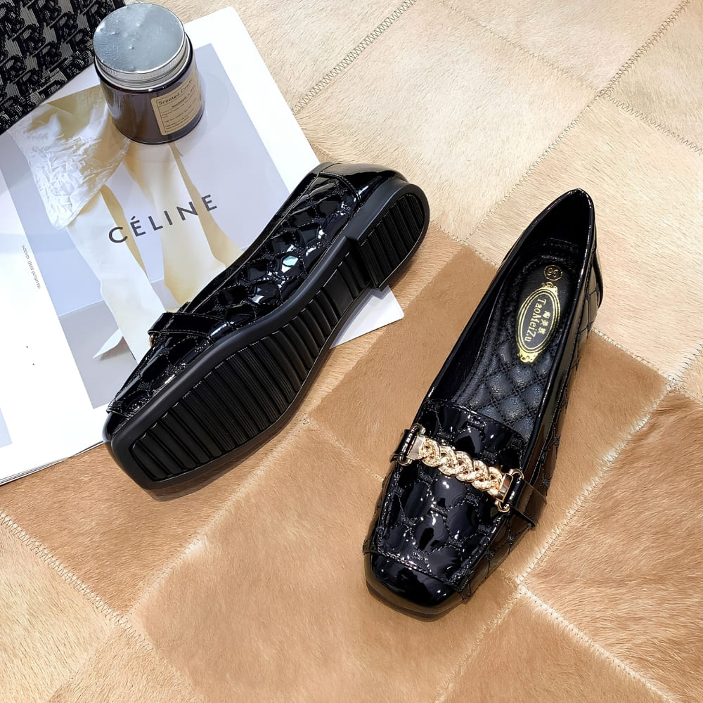 Mocassins en similicuir verni pour femme avec chaîne dorée décorative
