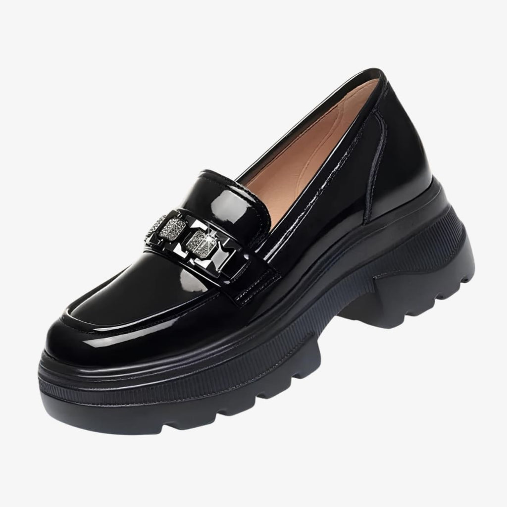 Mocassins à enfiler en cuir synthétique pour femme de couleur noir avec une semelle épaisse crantée.