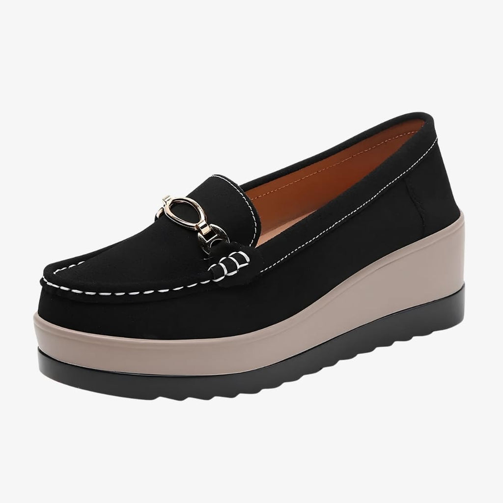 Mocassins à plateforme confortable pour femme de couleur noire avec un élément doré sur le devant.