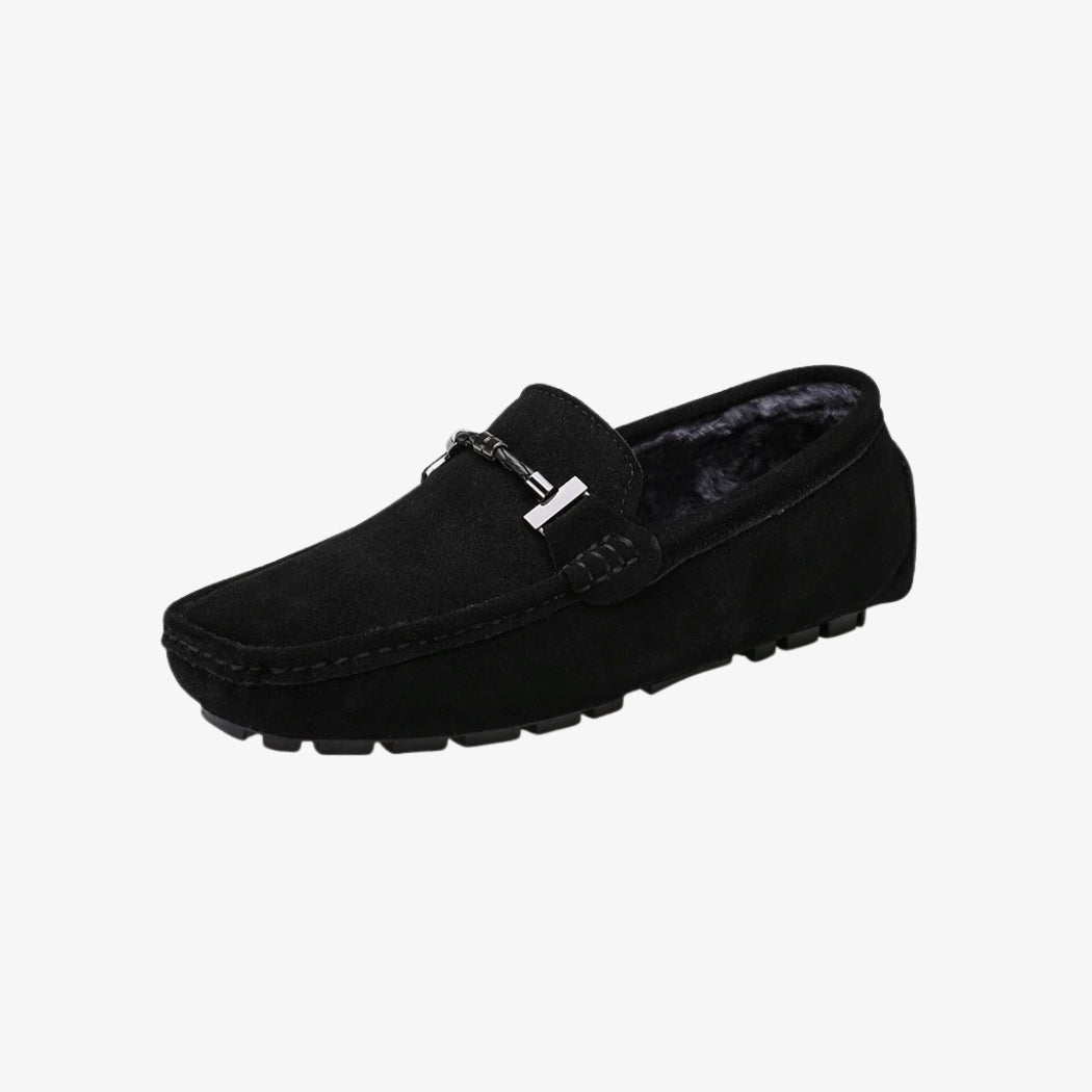 Mocassins en daim noir pour homme, doublés de matière douce pour plus de confort. Leur design classique est rehaussé par une boucle métallique argentée sur le dessus. La semelle crantée offre une bonne adhérence, combinant style et fonctionnalité.