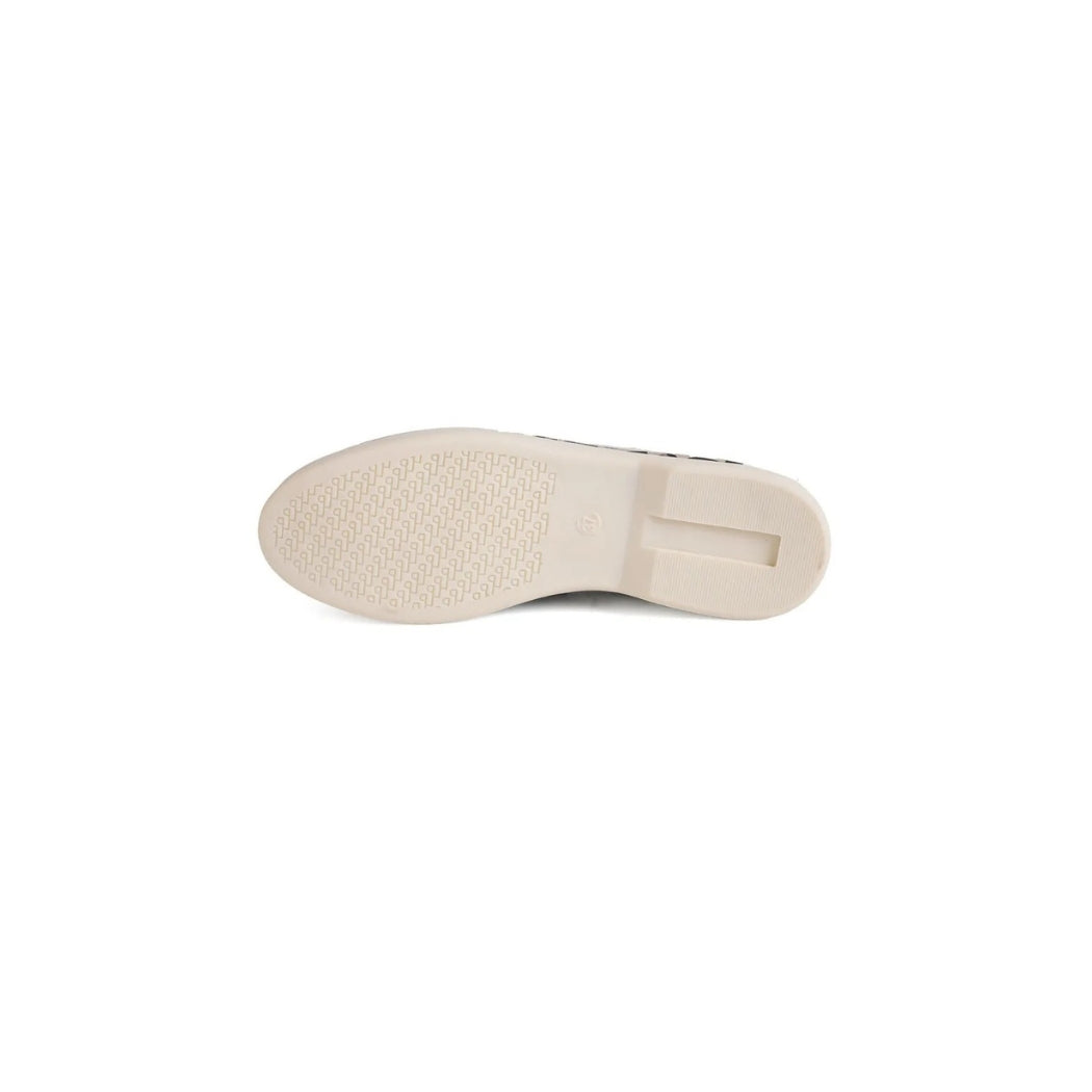 Mocassins pour femme en daim avec un motif léopard élégant. Ces chaussures légères et confortables sont dotées d'une semelle blanche discrète et d'une mariée décorative sur le dessus, parfaites pour un style décontracté et tendance.