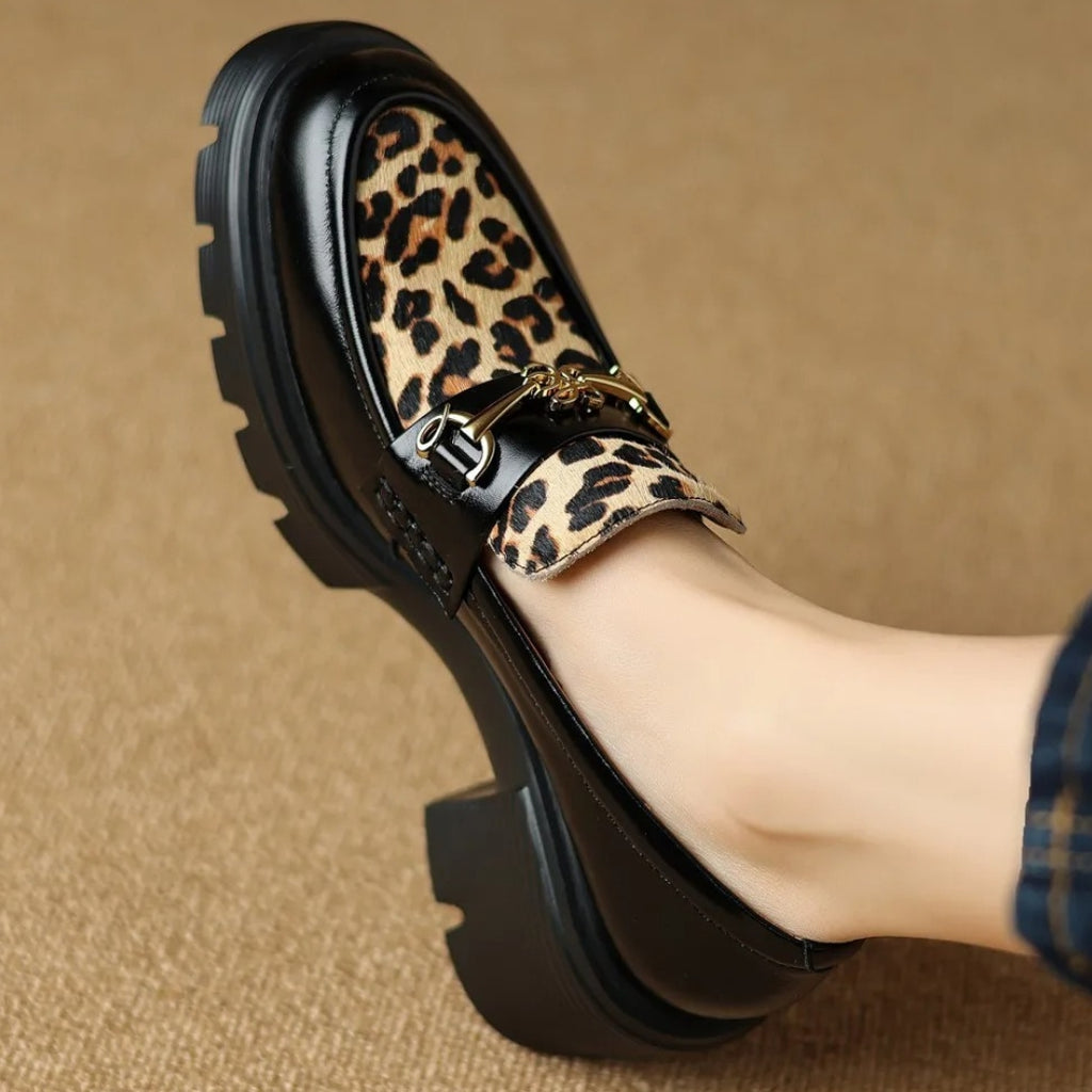 Mocassins noirs et motifs léopard à talons pour femmes