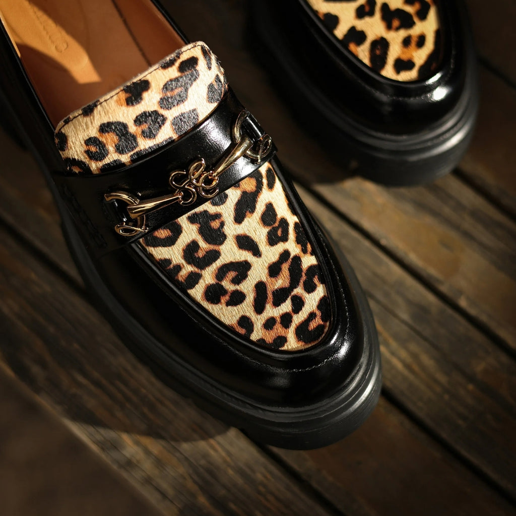 Mocassins noirs et motifs léopard à talons pour femmes