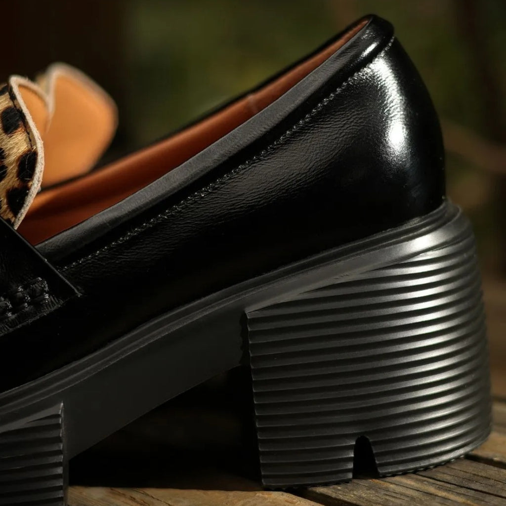 Mocassins noirs et motifs léopard à talons pour femmes