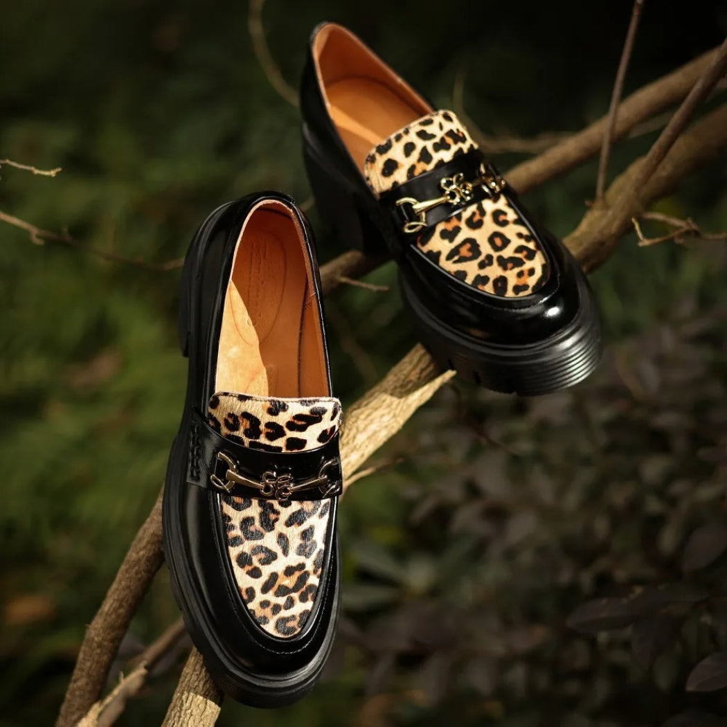 Mocassins noirs et motifs léopard à talons pour femmes