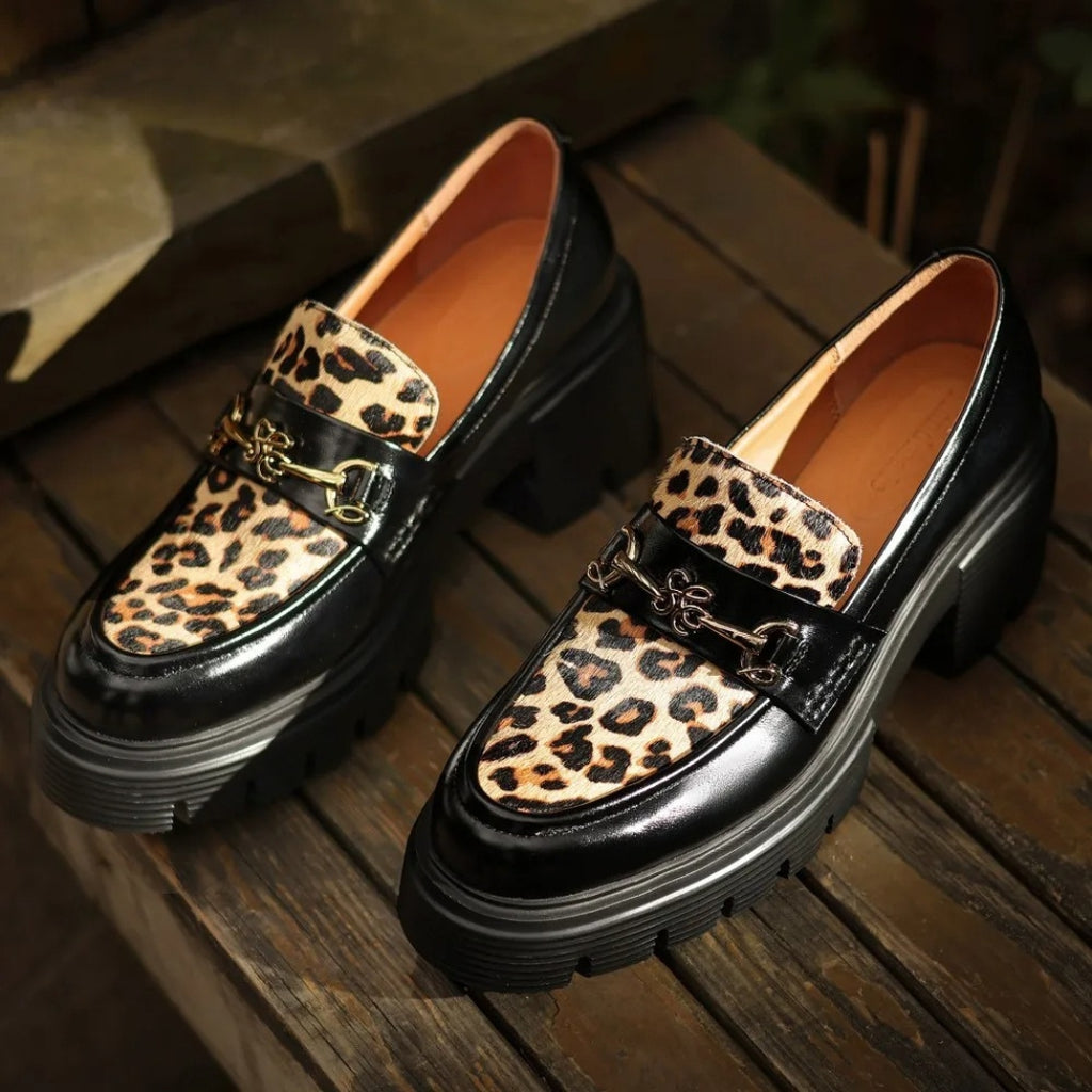 Mocassins noirs et motifs léopard à talons pour femmes