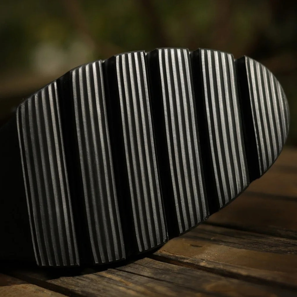Mocassins noirs et motifs léopard à talons pour femmes