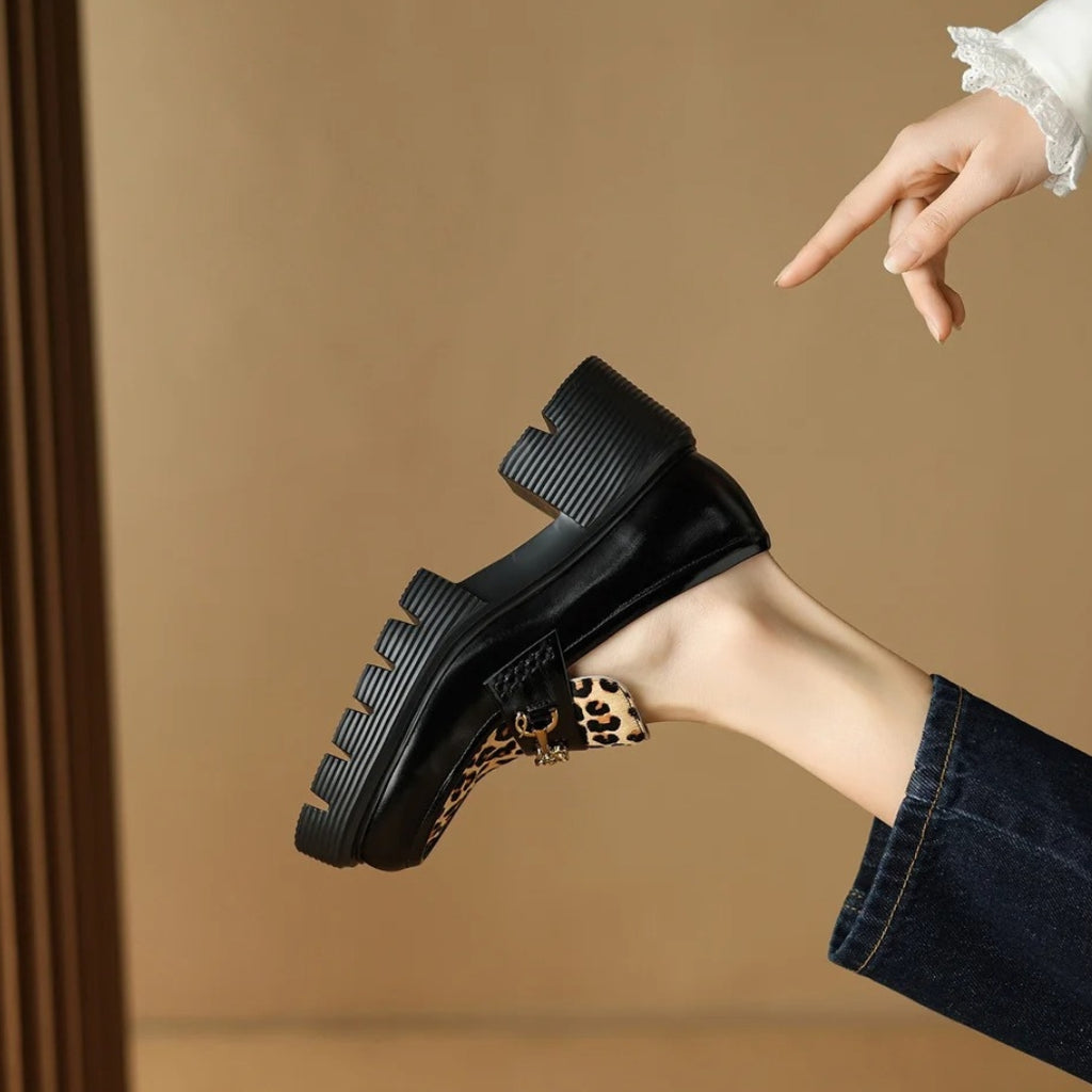Mocassins noirs et motifs léopard à talons pour femmes