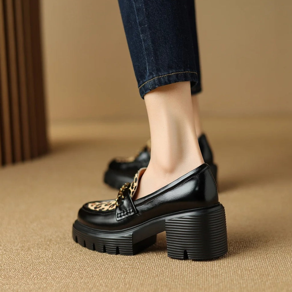 Mocassins noirs et motifs léopard à talons pour femmes