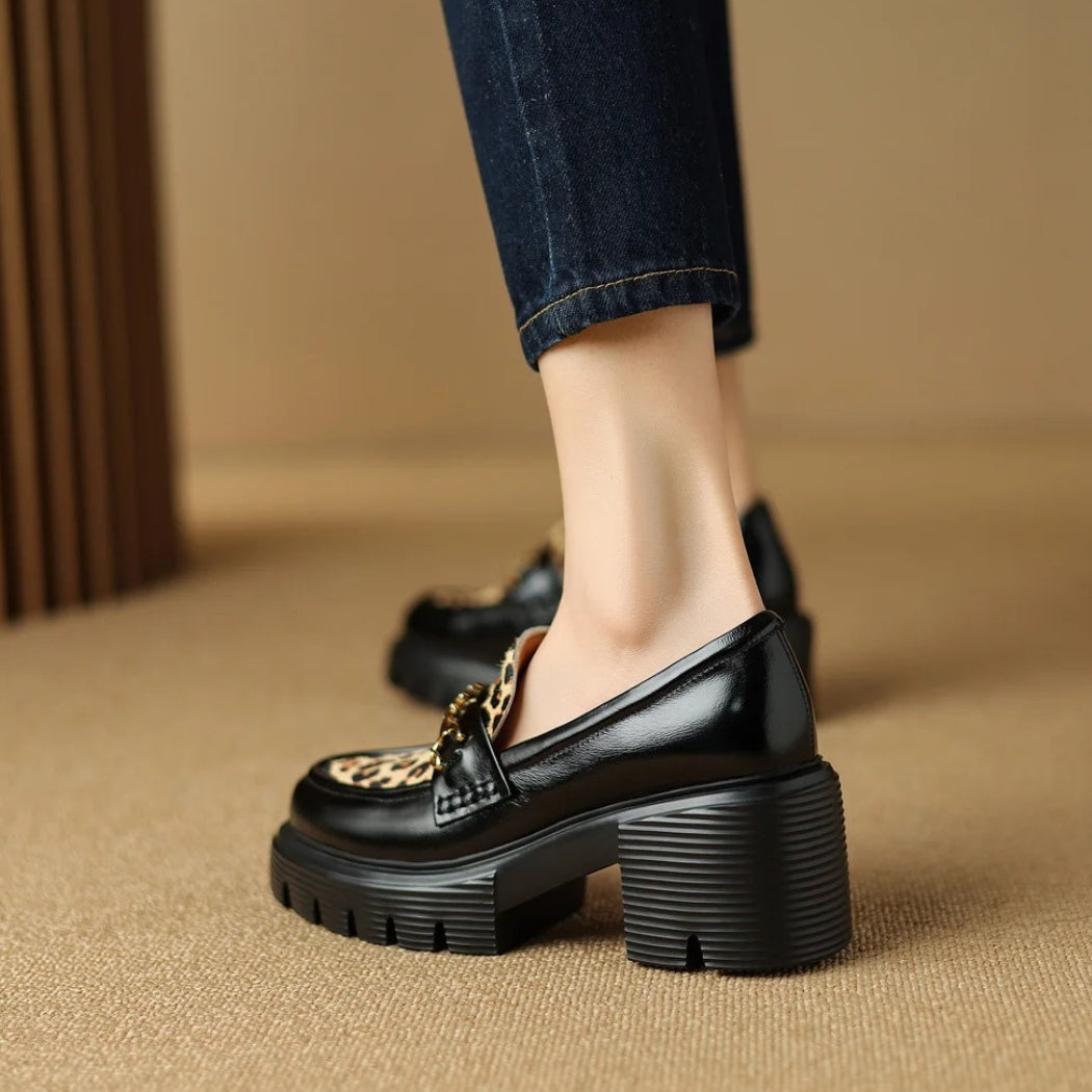 Mocassins noirs et motifs léopard à talons pour femmes