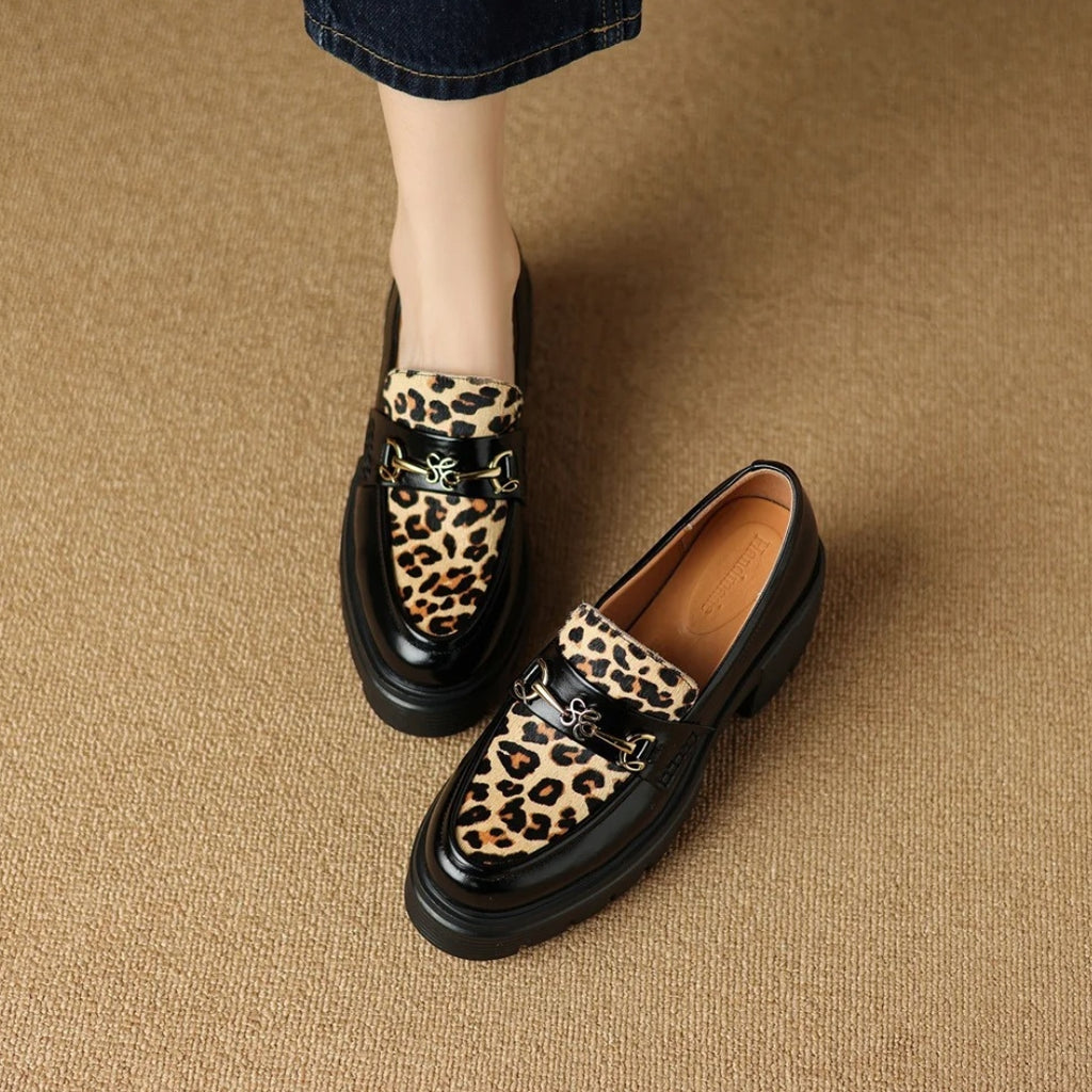 Mocassins noirs et motifs léopard à talons pour femmes