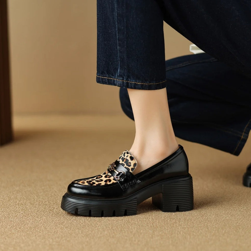 Mocassins noirs et motifs léopard à talons pour femmes
