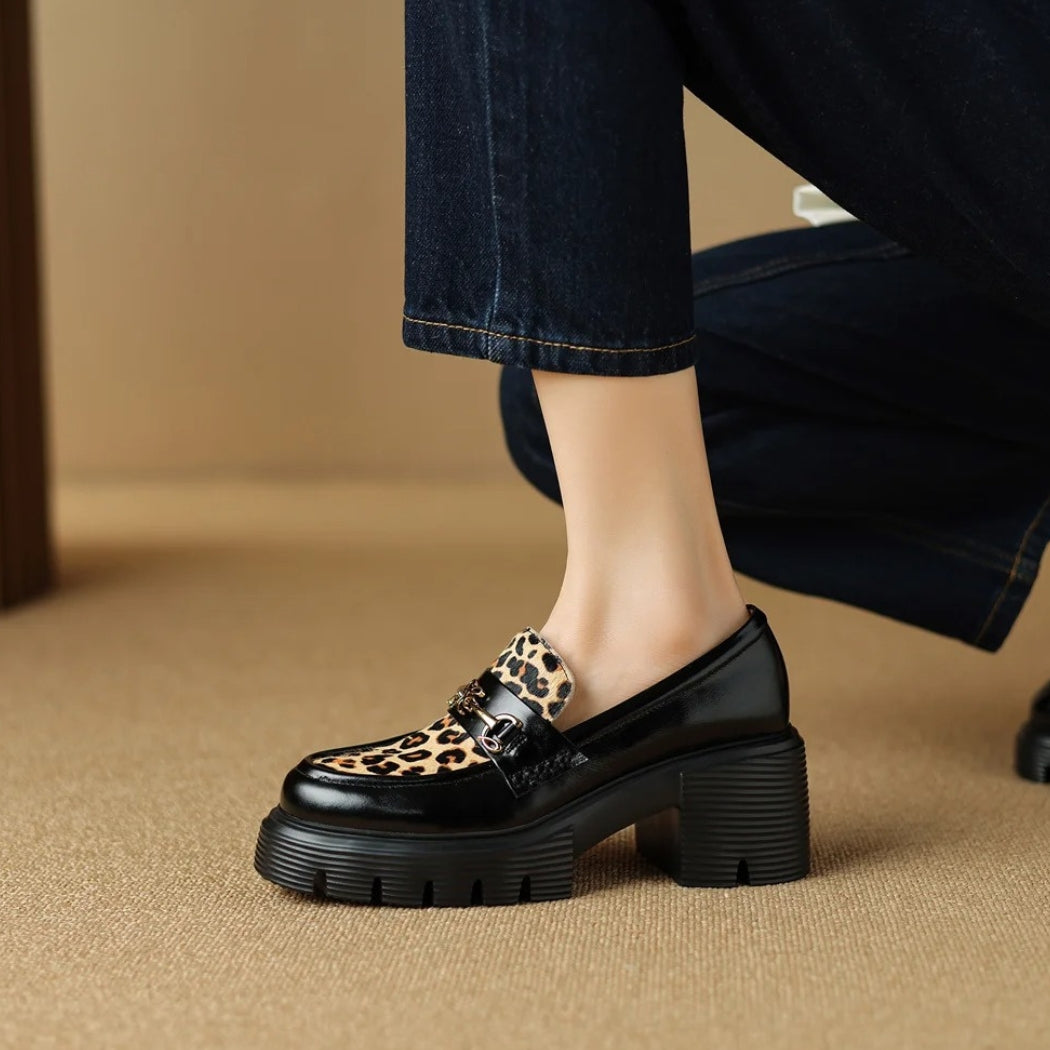 Mocassins noirs et motifs léopard à talons pour femmes