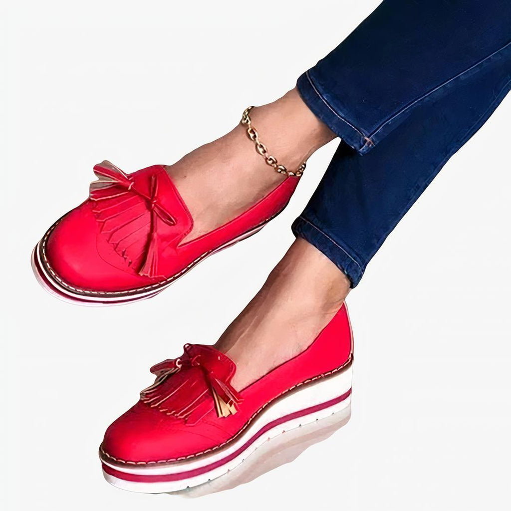 mocassin rouge porter par une femme avec une chaine à la cheville