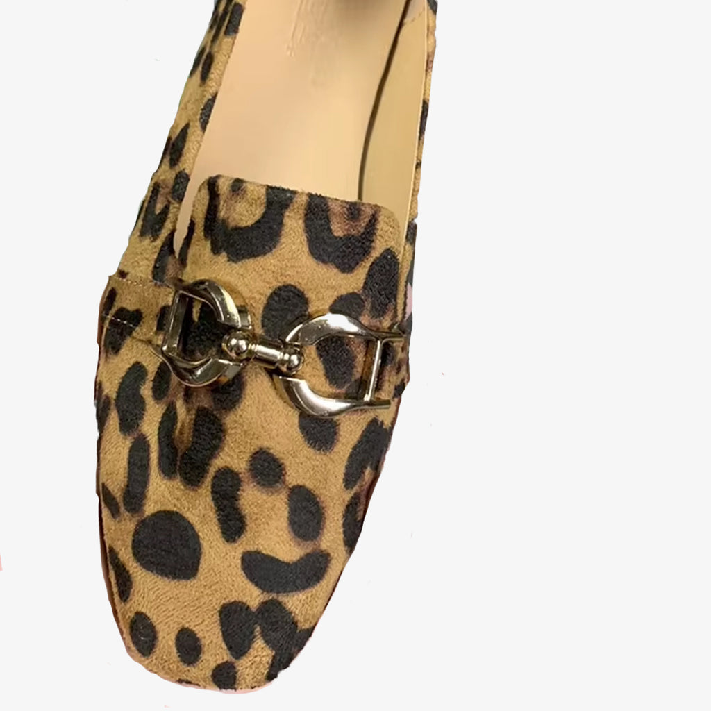 Mocassin leopard avec un detail metallique
