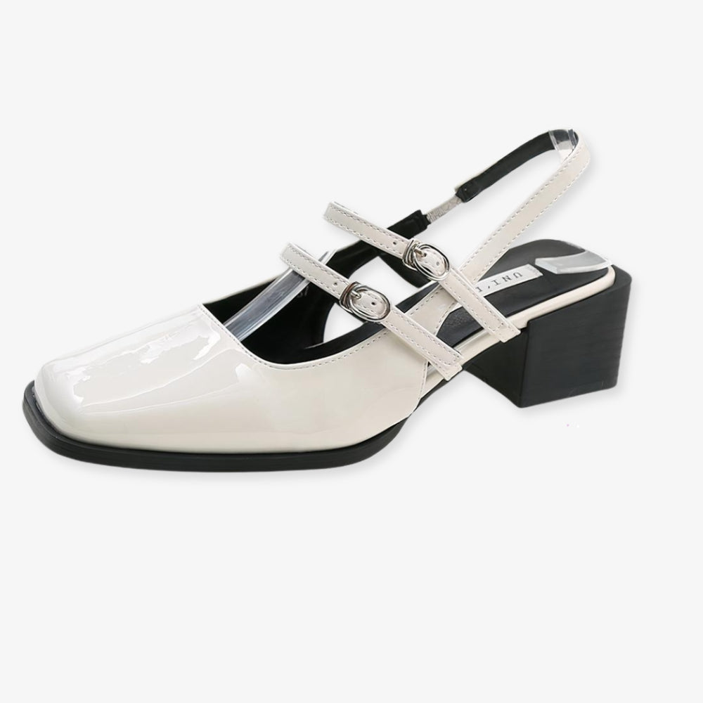 Mocassin style ballerine vernis avec deux boucles sur le dessus du pieds et une boucle au talon