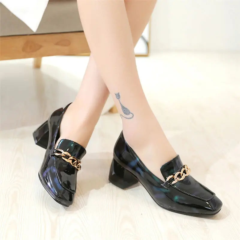 Mocassins à talon vernis avec chaînette pour femme