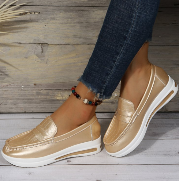 Mocassins compensés type baskets détails brillants