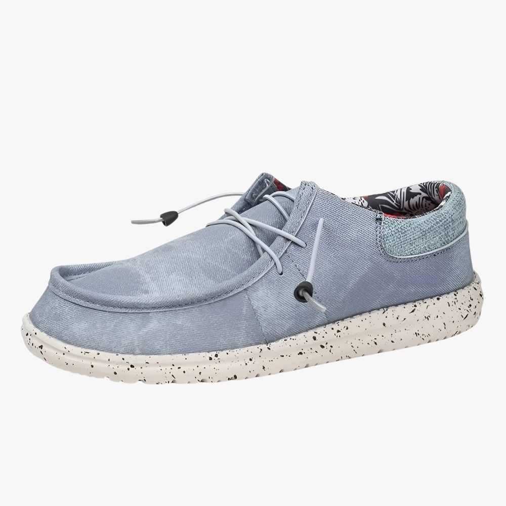 Mocassins en tissu bleu, des semelles blanches. Le tissu à l'intérieur est un tissu fleuri.