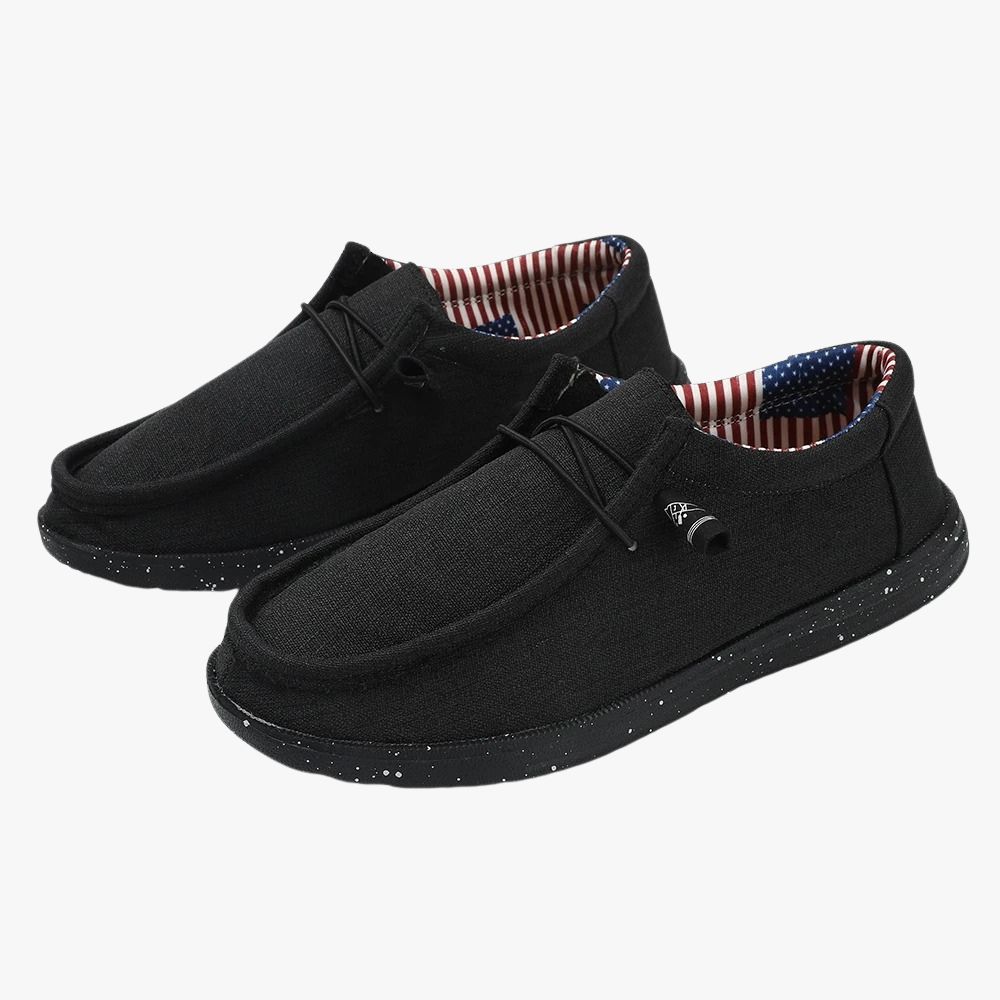 Mocassins noir en tissu avec une semelle épaisse. L'intérieur en tissu est un motif représentant le drapeau américain.