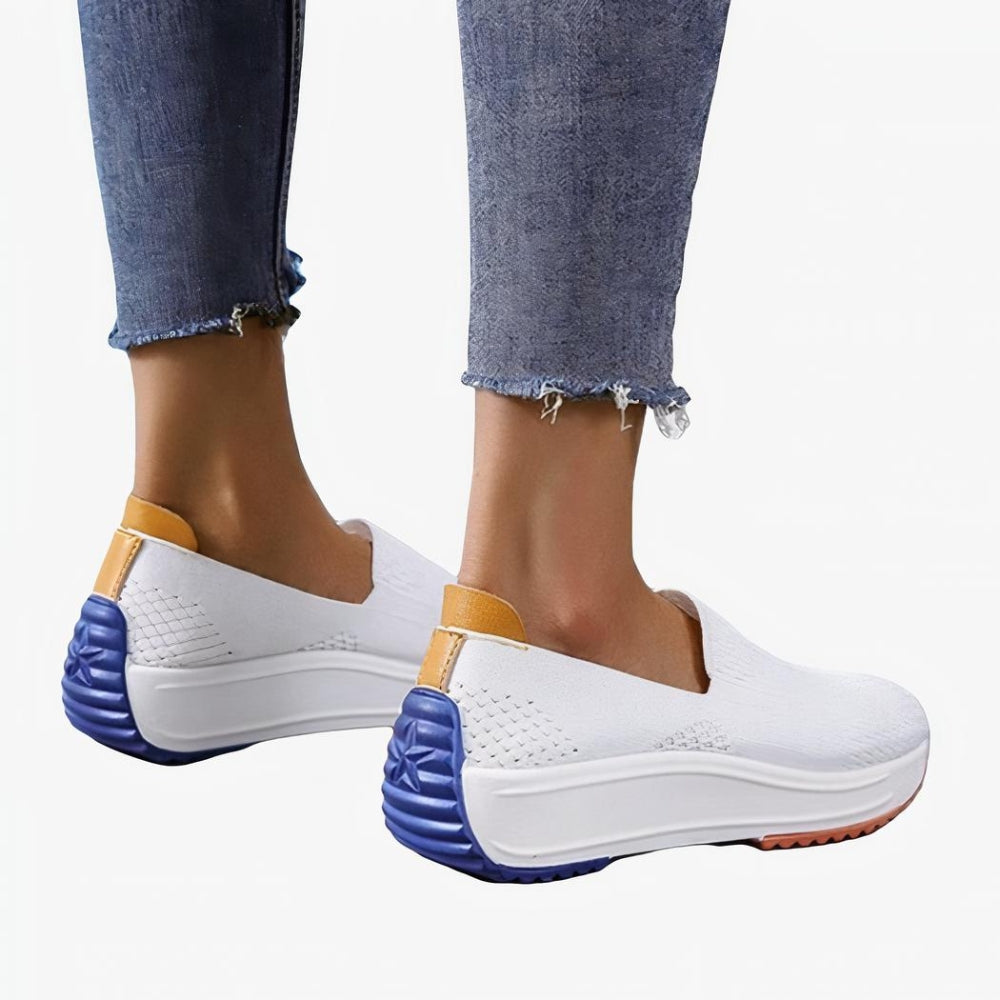 Mocassins orthopédiques type sneakers en maille respirantes blanc avec une semelle colorée jusque sur l'arrière du talon.