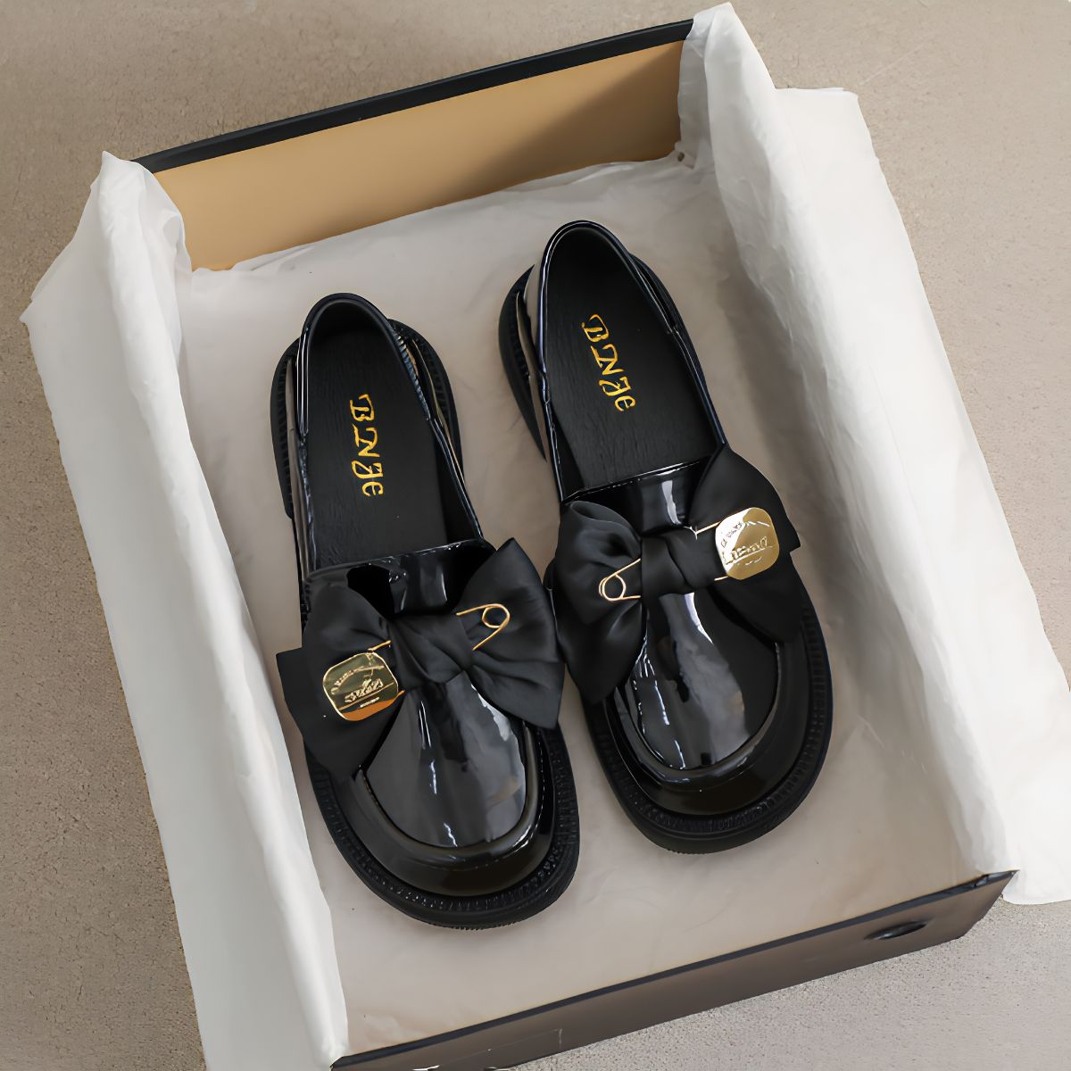 Mocassins à semelle épaisse à noeud papillon et épingle