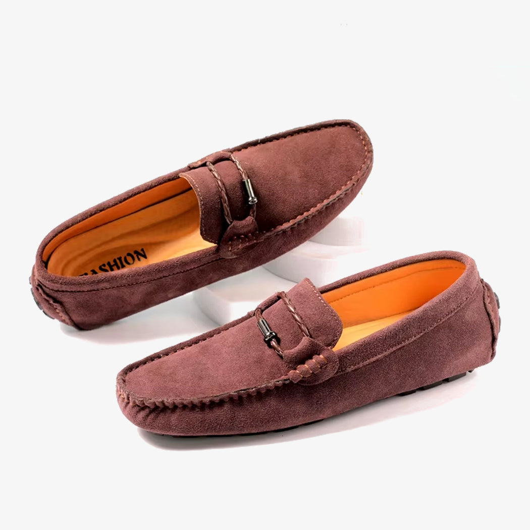Photo d'une paire de mocassin style bateau en daim marron