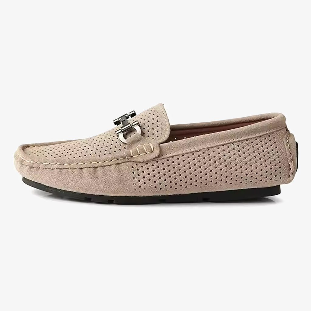 Photo d'un mocassin en daim respirant beige vu de profil
