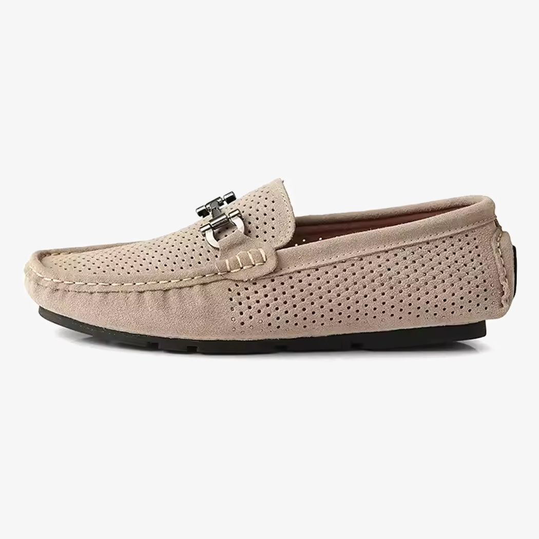 Photo d'un mocassin en daim respirant beige vu de profil