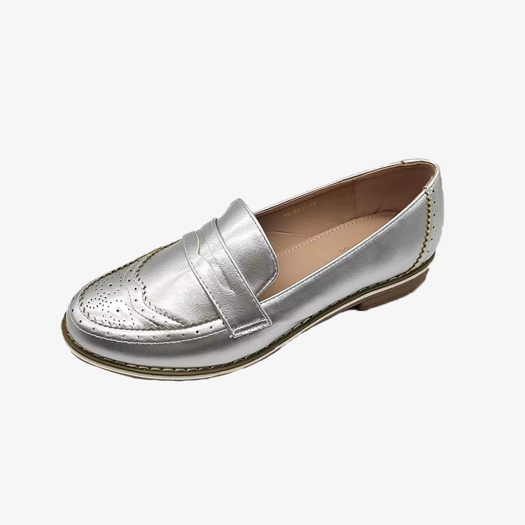 Un mocassin chic argenté pour femme sur fond blanc uni