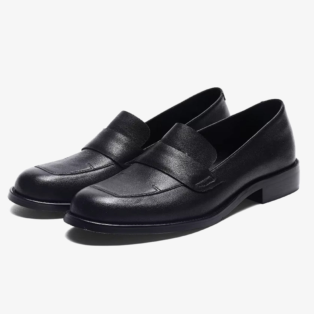Paire de mocassins classiques noirs et élégants en cuir pour femme