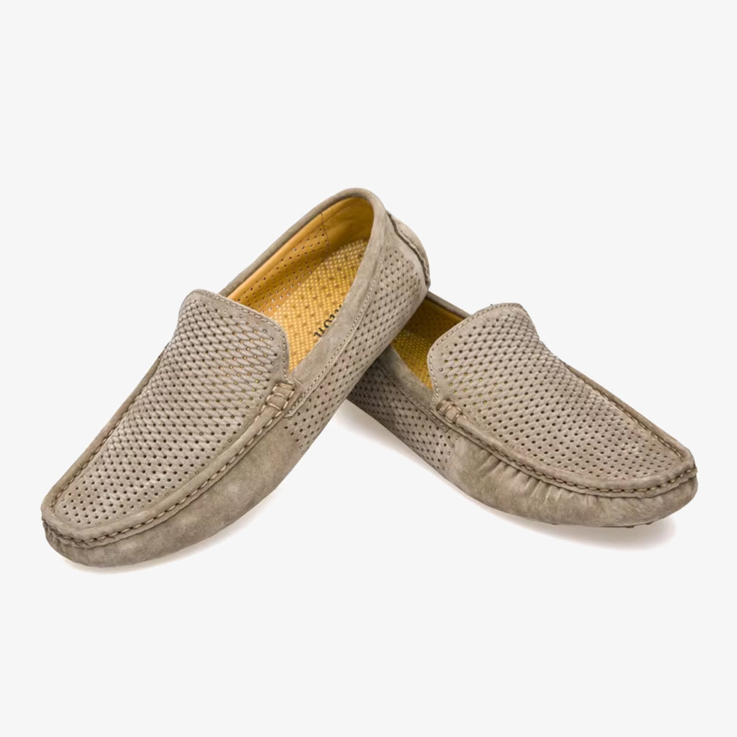 paire de mocassins en daim d’été pour homme sur un fond blanc