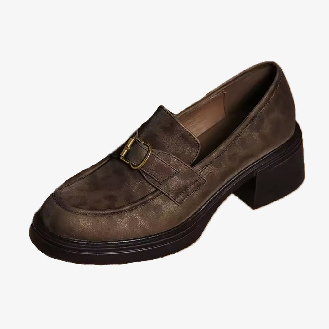 Mocassin en cuir marron effet léopard avec une boucle metallique