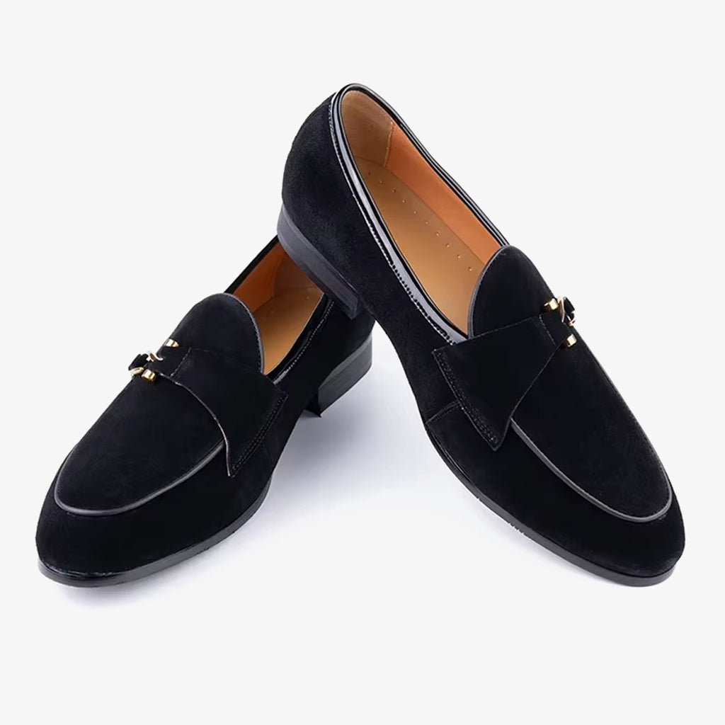 Paire de mocassin en daim elegant noirs poses l'un sur l'autre